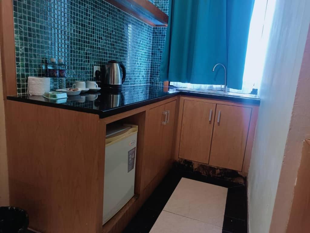 Fratini'S Hotel Лабуан Екстер'єр фото