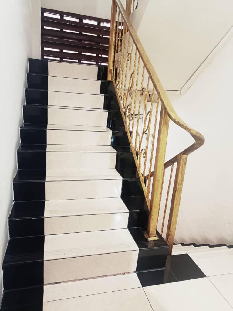 Fratini'S Hotel Лабуан Екстер'єр фото