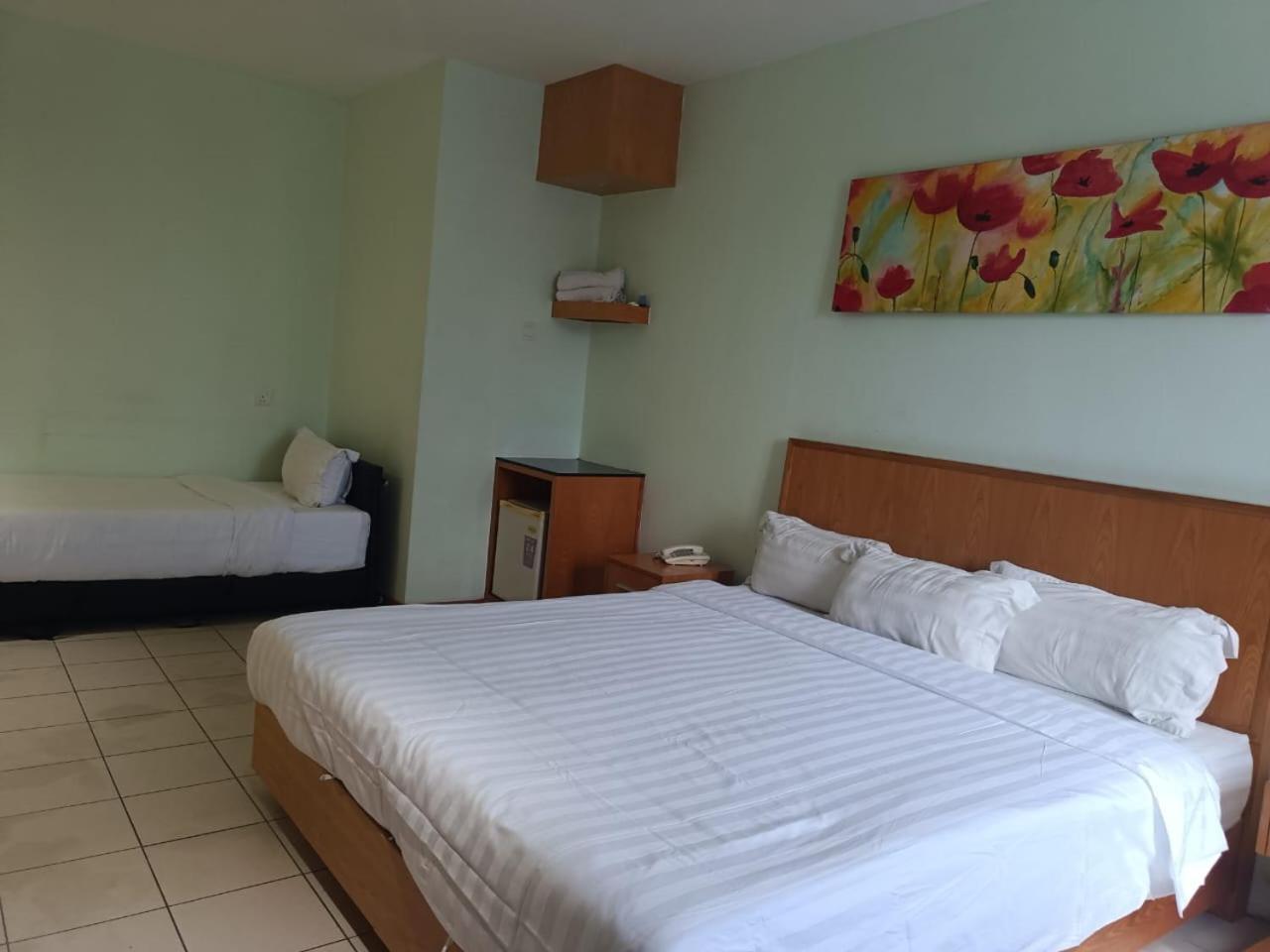 Fratini'S Hotel Лабуан Екстер'єр фото