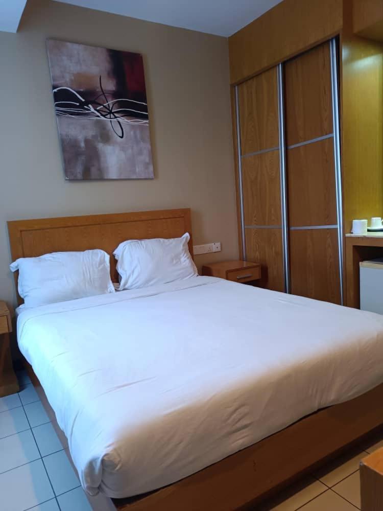 Fratini'S Hotel Лабуан Екстер'єр фото